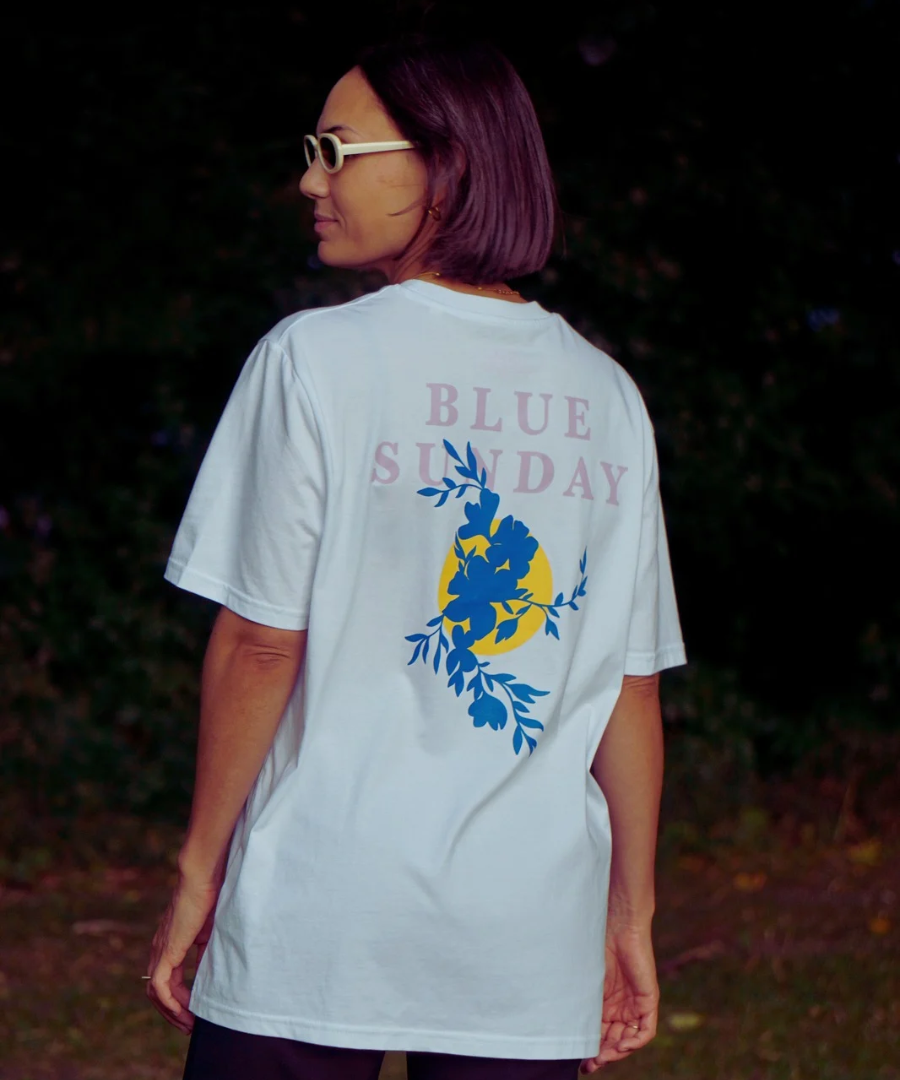 Unisex Shirt FLOWERS aus 100% Biobaumwolle mit handgezeichnetem Print. Siebdruck aus München.