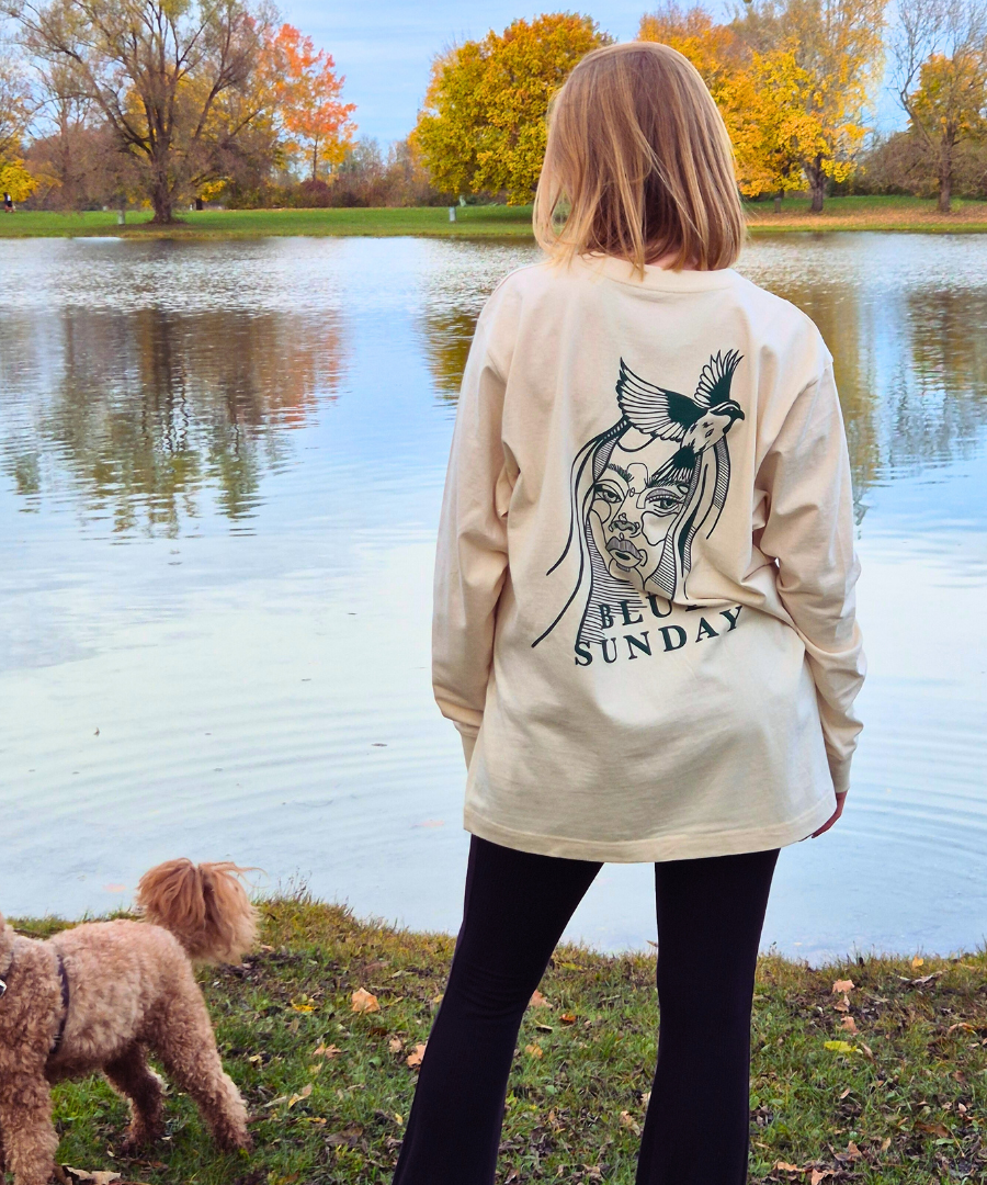 Longsleeve BIRDY aus 100% Biobaumwolle mit handgezeichnetem Print. Siebdruck aus München.