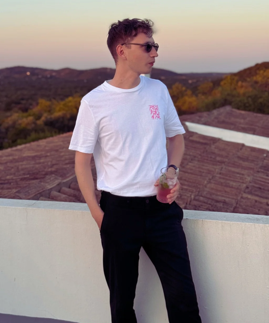 Unisex Shirt Green Waves aus 100% Biobaumwolle mit handgezeichnetem Print. Siebdruck aus München.