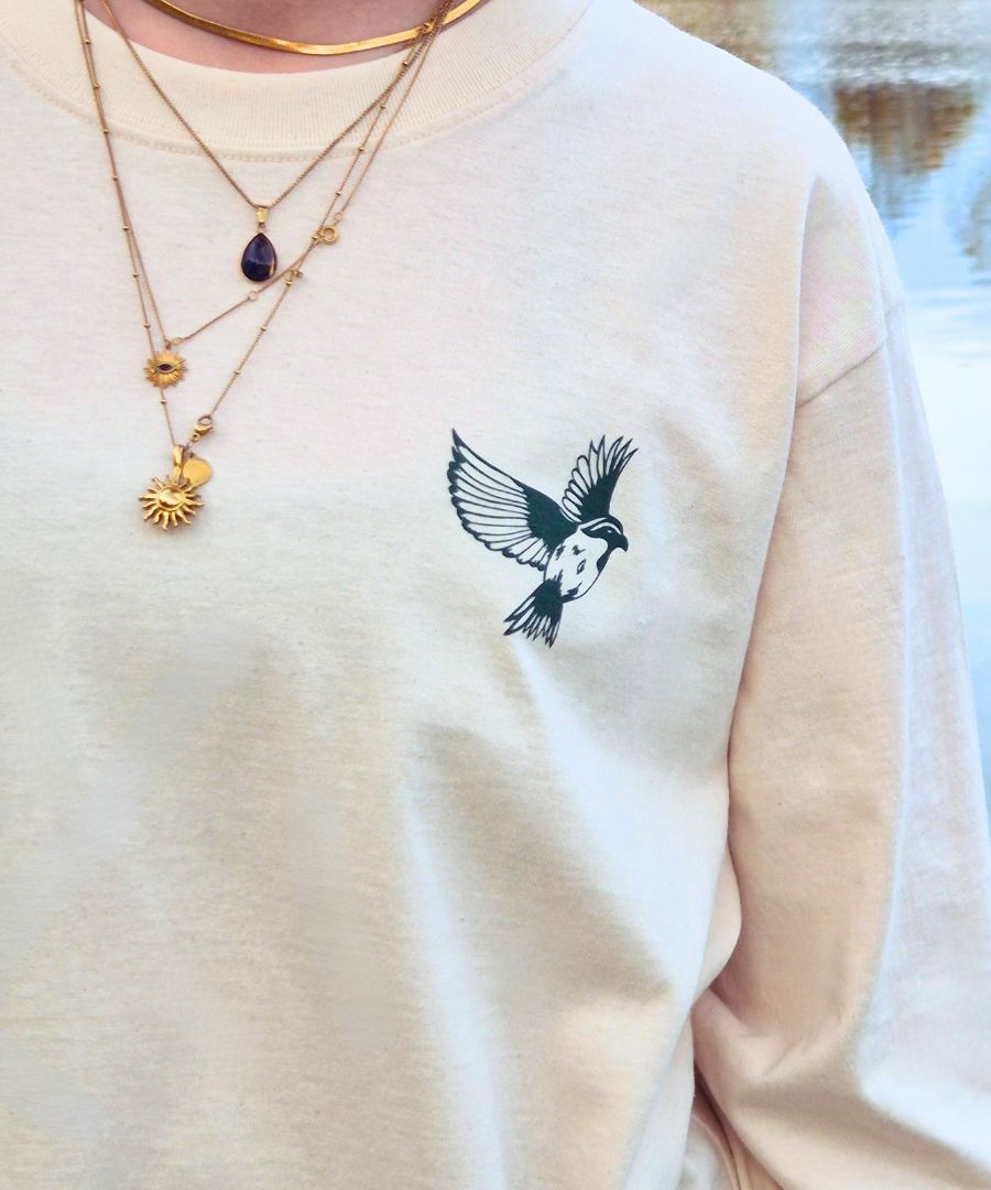 Longsleeve BIRDY aus 100% Biobaumwolle mit handgezeichnetem Print. Siebdruck aus München.