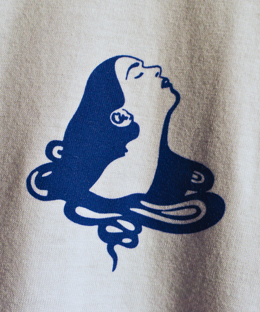 Unisex Shirt SWIM aus 100% Biobaumwolle mit handgezeichnetem Print. Siebdruck aus München.