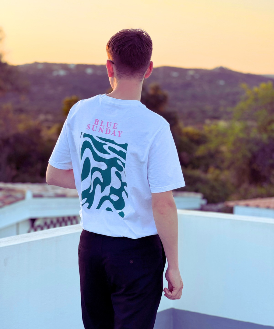 Unisex Shirt Green Waves aus 100% Biobaumwolle mit handgezeichnetem Print. Siebdruck aus München.