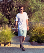 Unisex Shirt FLOWERS aus 100% Biobaumwolle mit handgezeichnetem Print. Siebdruck aus München.