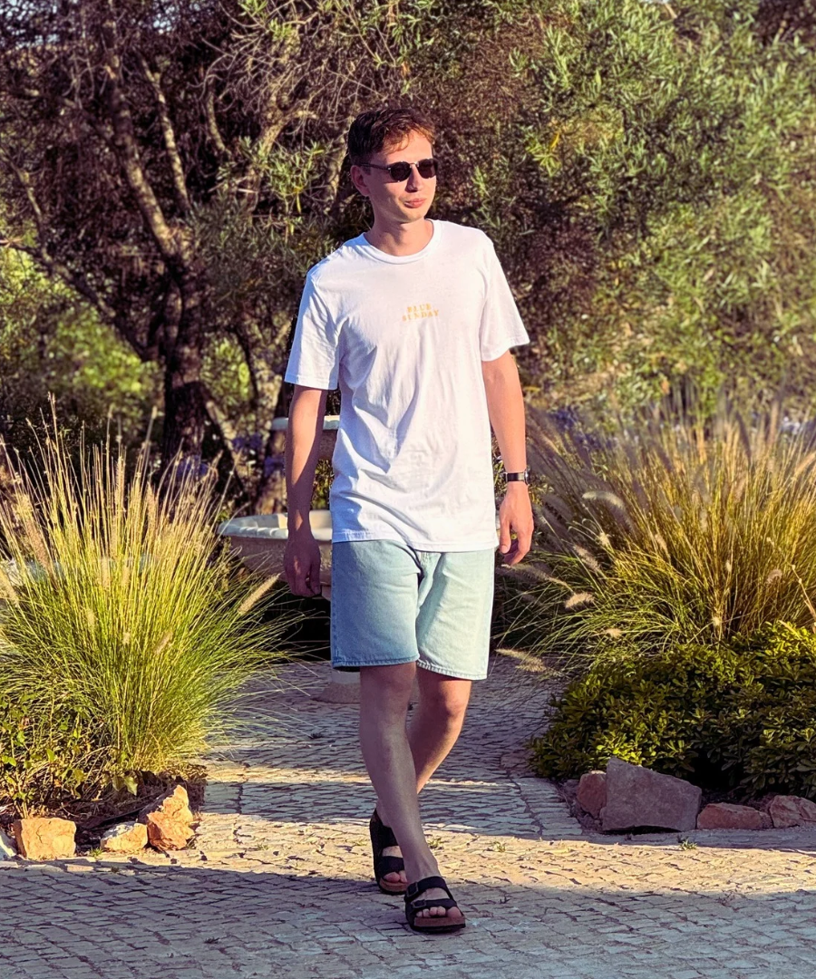 Unisex Shirt FLOWERS aus 100% Biobaumwolle mit handgezeichnetem Print. Siebdruck aus München.