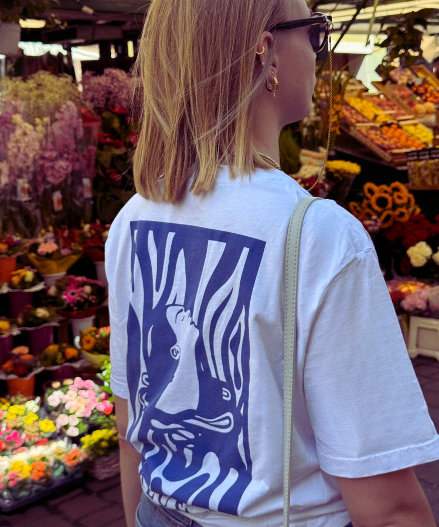 Unisex Shirt SWIM aus 100% Biobaumwolle mit handgezeichnetem Print. Siebdruck aus München.