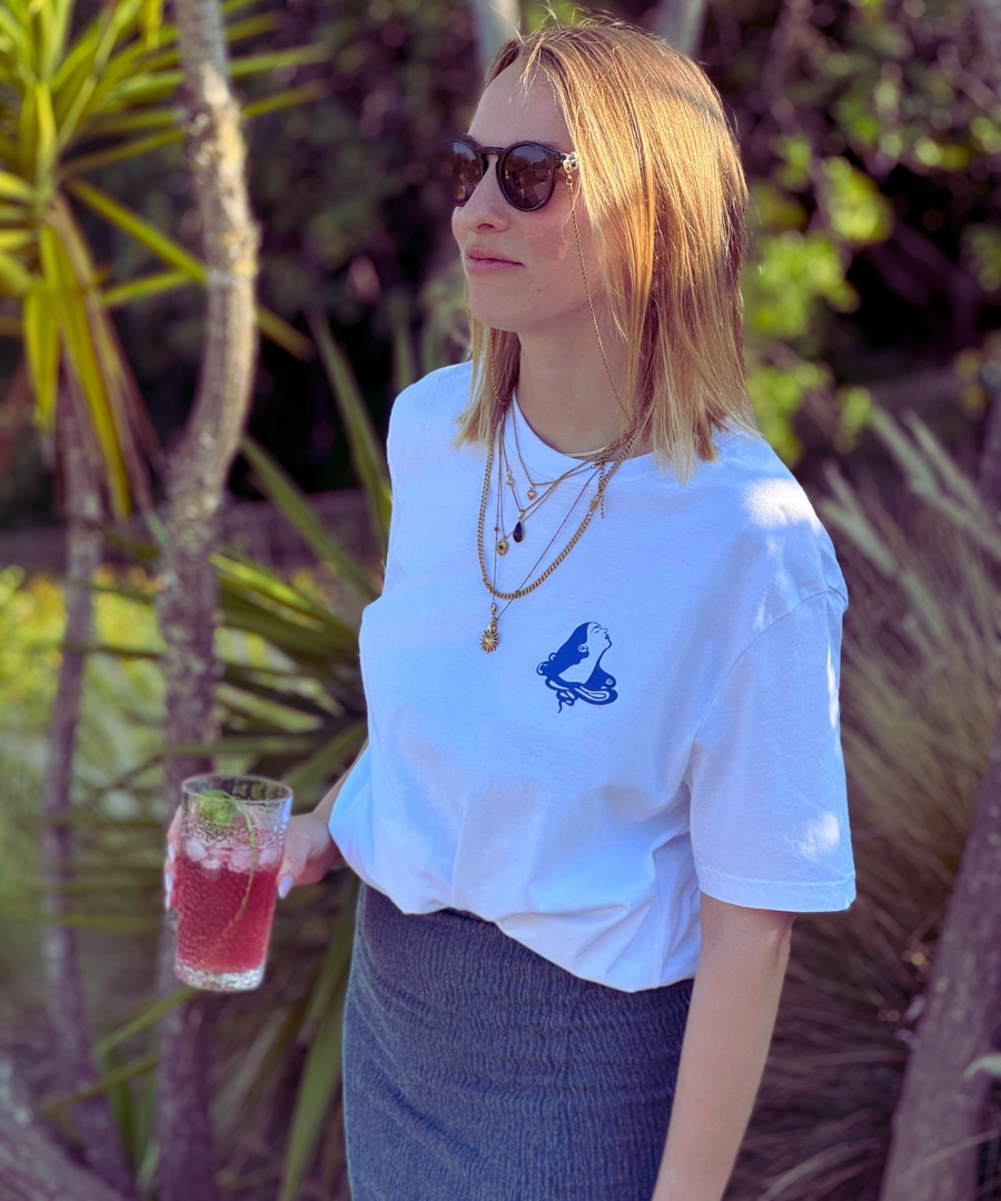 Unisex Shirt SWIM aus 100% Biobaumwolle mit handgezeichnetem Print. Siebdruck aus München.